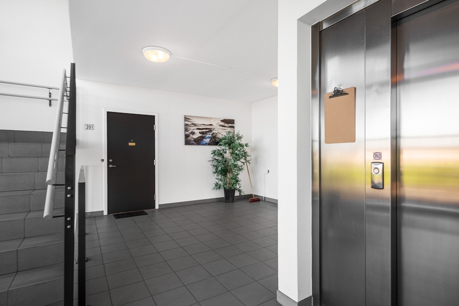 Heisen eller trapper tar deg opp til byggets 2. etasje. Galleribilde