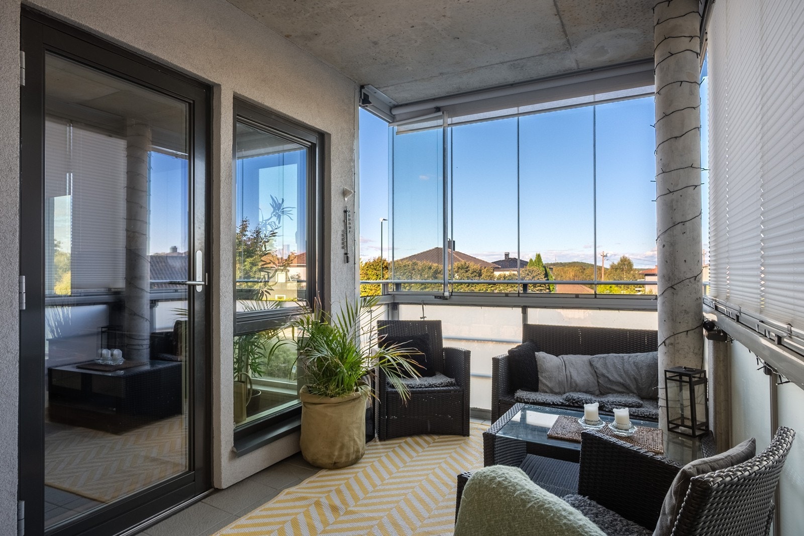 Leiligheten har gjennomgående lys parkett på gulv og slettmalte vegger og tak, som sammen med vannbåren gulvvarme i alle rom gir en jevn og behagelig atmosfære. Galleribilde