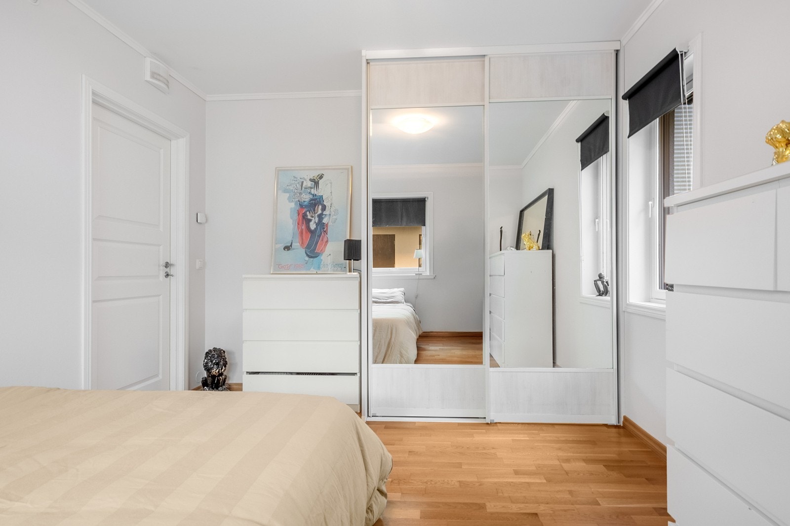 Skyvedørsgarderobe med speilfronter gir gode oppbevaringsmuligheter. Rommet har to vinduer som slipper inn rikelig med naturlig lys. Galleribilde