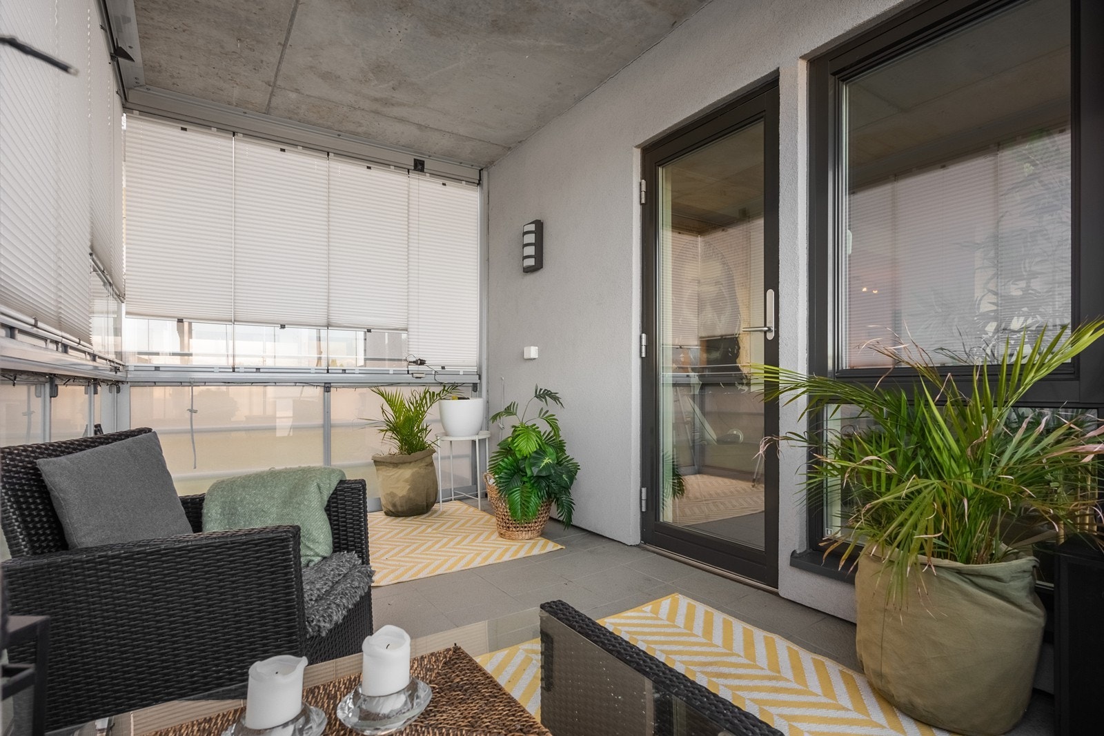 Her er det flislagt gulv, persienner som skjermer mot sol og innsyn, samt god plass til møblering for både avslapning og måltider. Galleribilde