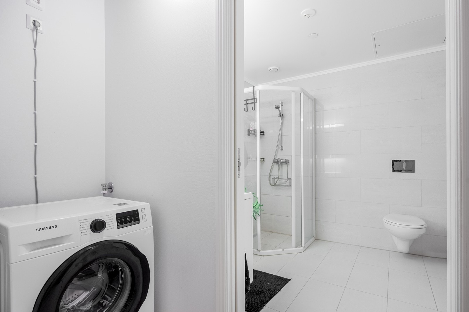 Fra badet er det skyvedør inn til et kombinert vaskerom/teknisk rom med røropplegg for vaskemaskin. Galleribilde
