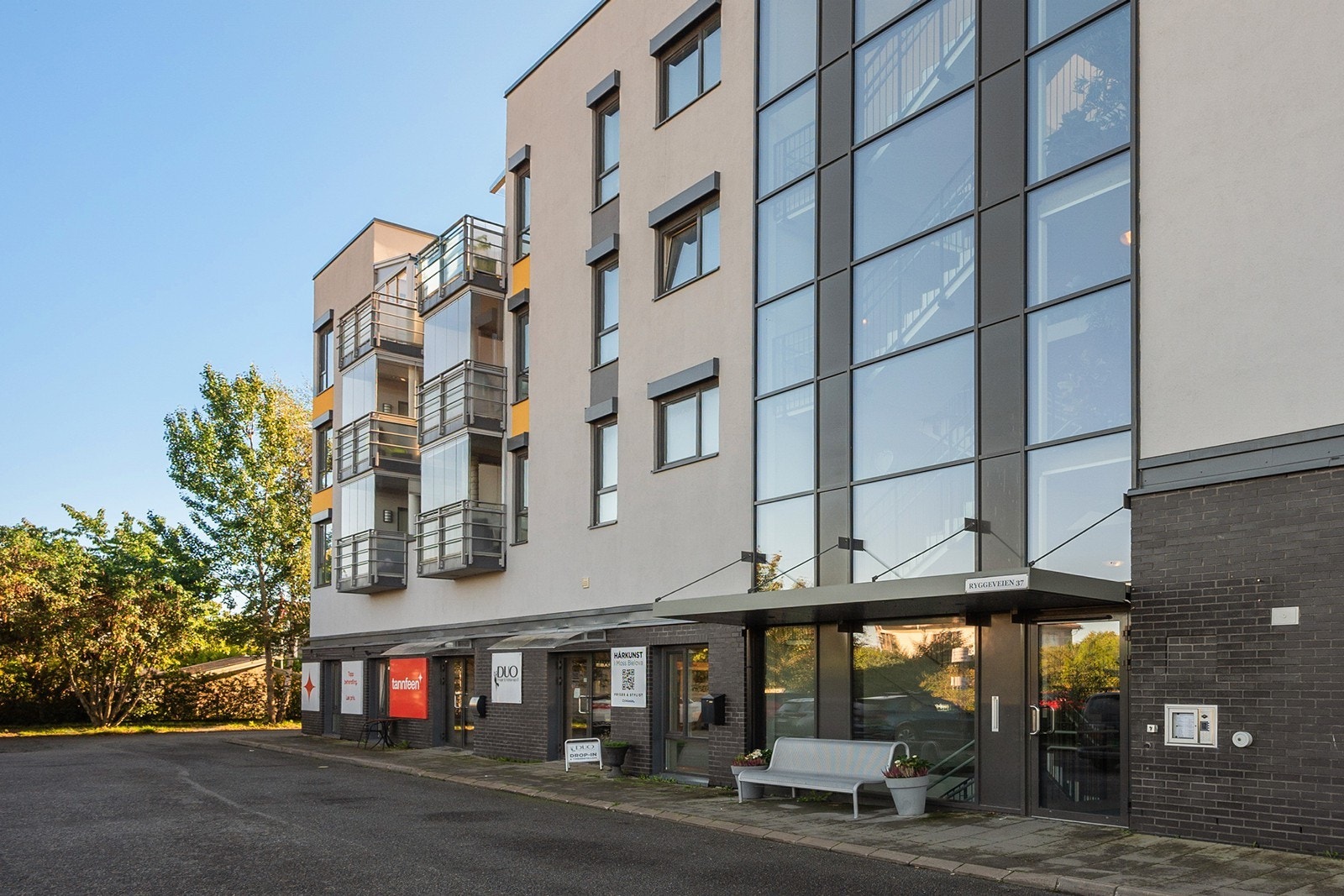 Fra bakkeplan kommer du enkelt inn gjennom et overbygd inngangsparti. Galleribilde