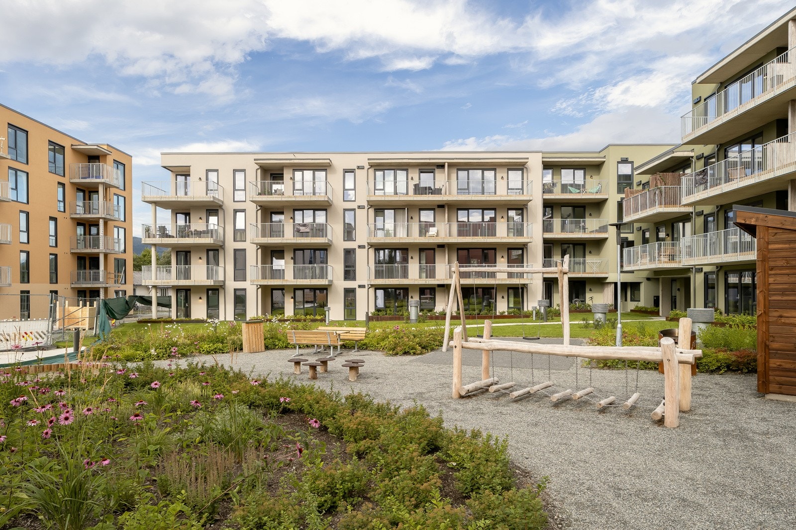 Midt i mellom byggene på Hangaren blir det opprettet fellesareal med lekeplasser og benker. Galleribilde