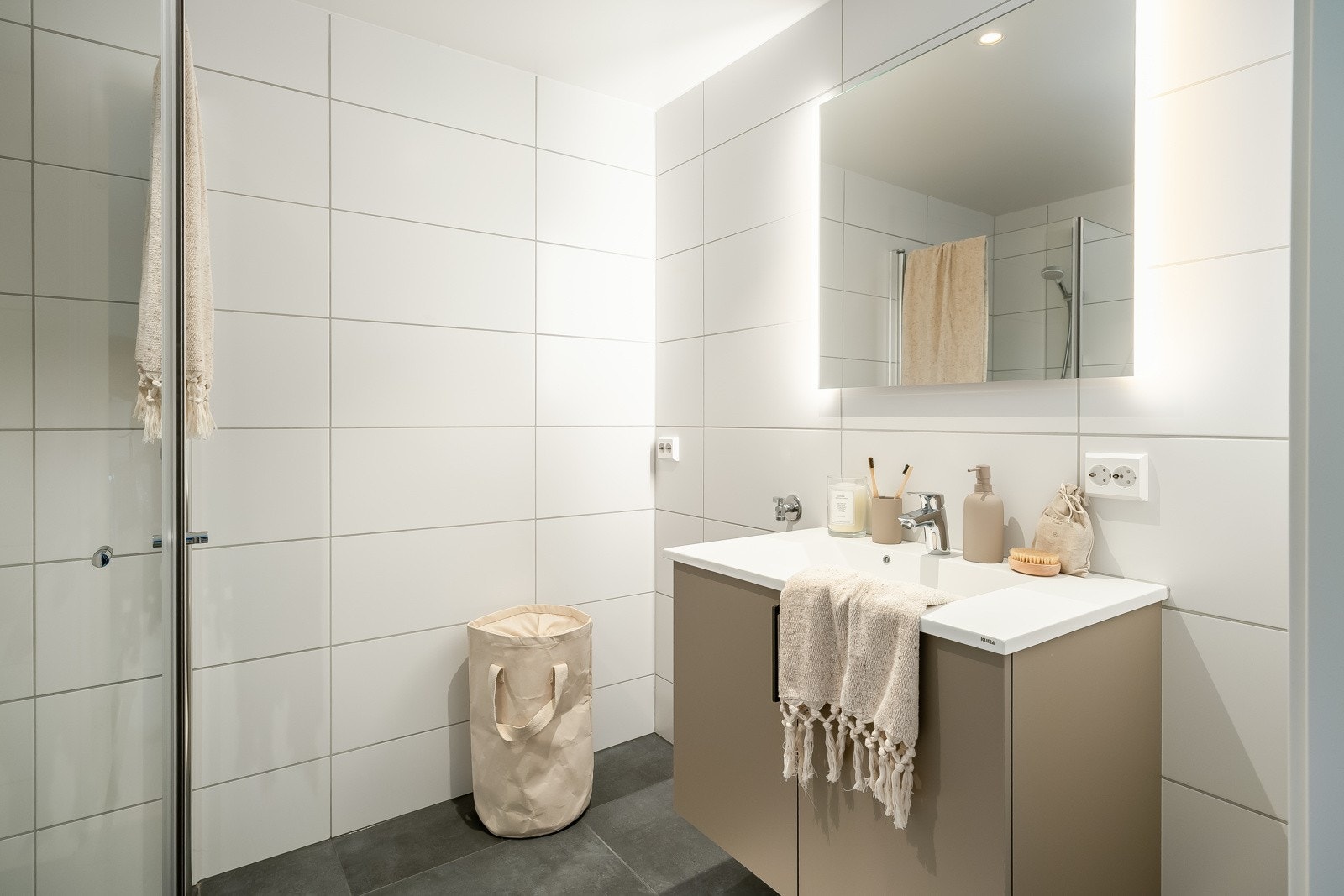 Lyst og flislagt baderom med varmekabler i gulv. Badet måles til 4,6 kvm. Galleribilde