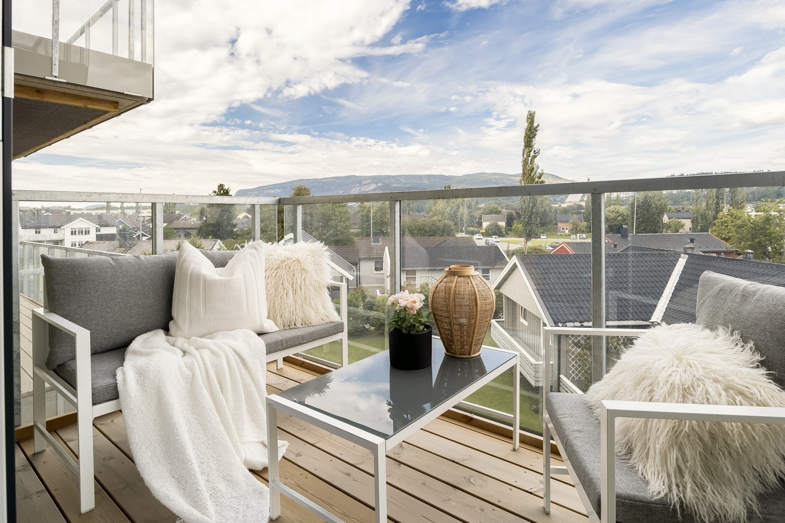 Leiligheten har 2 stk uteplasser med gode solforhold. Galleribilde