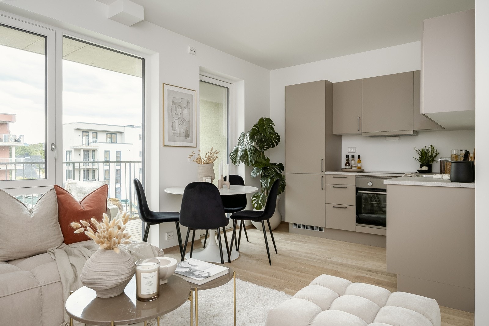 Åpen løsning mellom stue og kjøkken som gir plass til både spisegruppe, samt egen TV-krok. Galleribilde