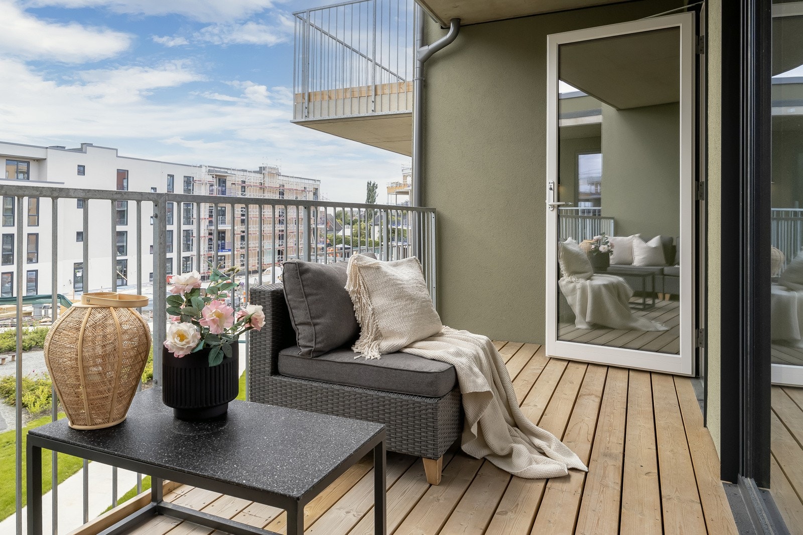 Fra kjøkkenet har man direkte utgang til en romslig sørvest vendt balkong. Galleribilde