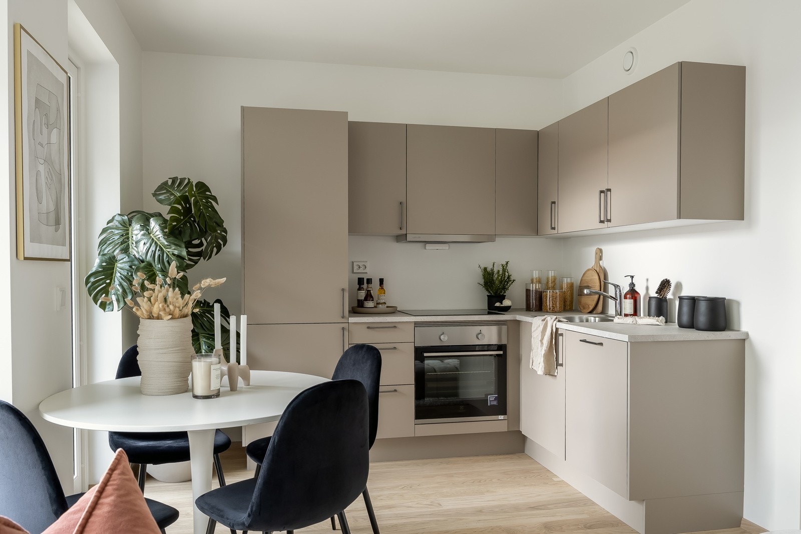 Utstyrt med integrerte hvitevarer som kombiskap, oppvaskmaskin, stekeovn, platetopp, ventilator og komfyrvakt. Galleribilde