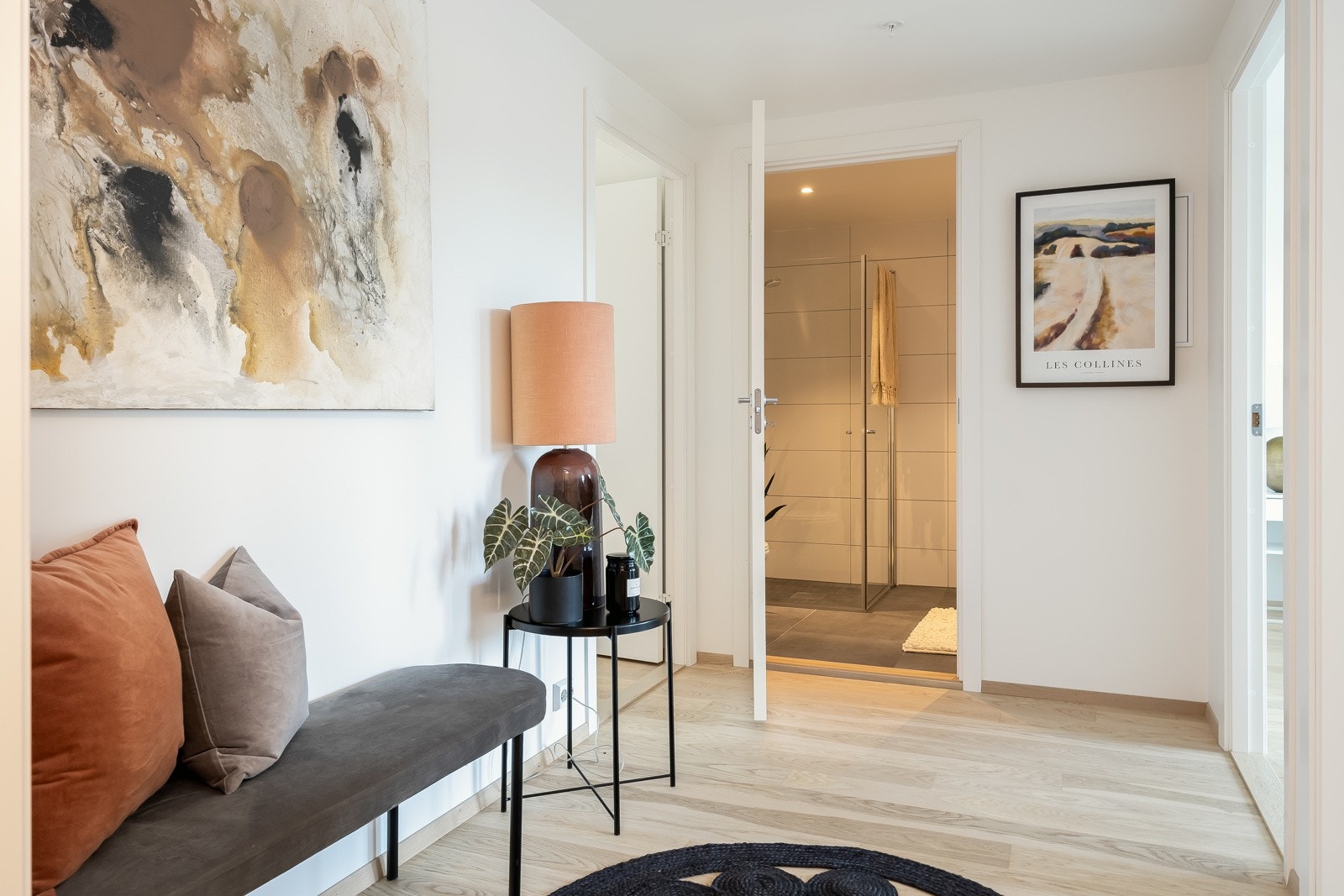 Vel inne i entré møter du lyse gulv som er gjennomgående for alle rom i boligen (med unntak av bad). Galleribilde