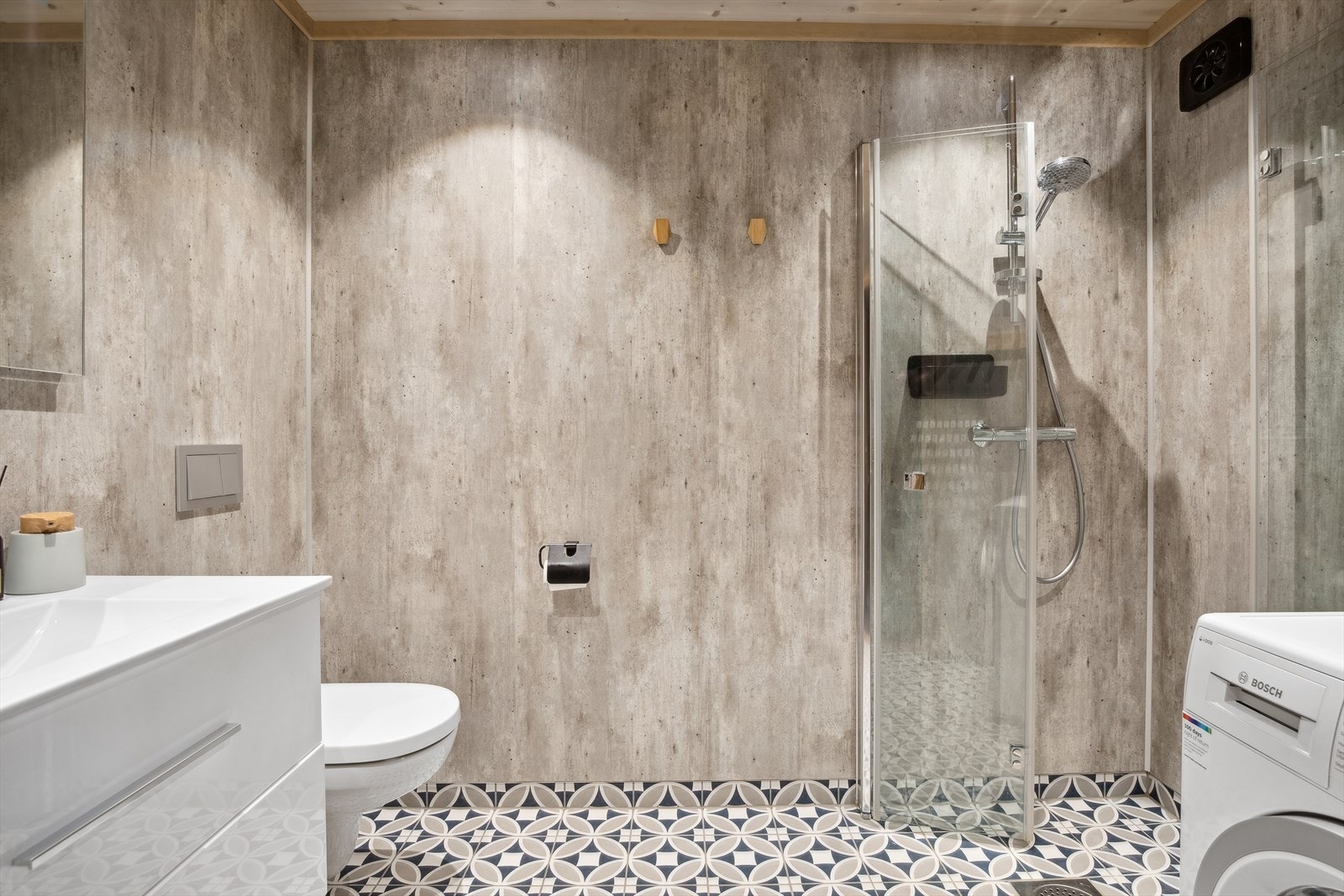 Badet har gulvvarme og opplegg for vaskemaskin Galleribilde