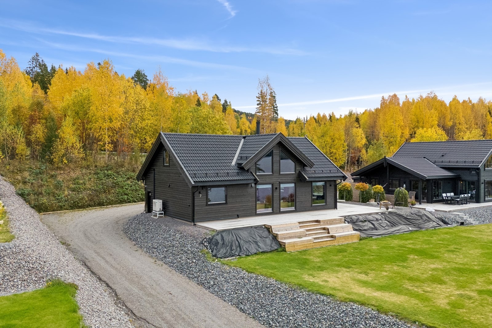 Ned fra terrassen er det "trappeamfi" med trapp og sittemuligheter Galleribilde