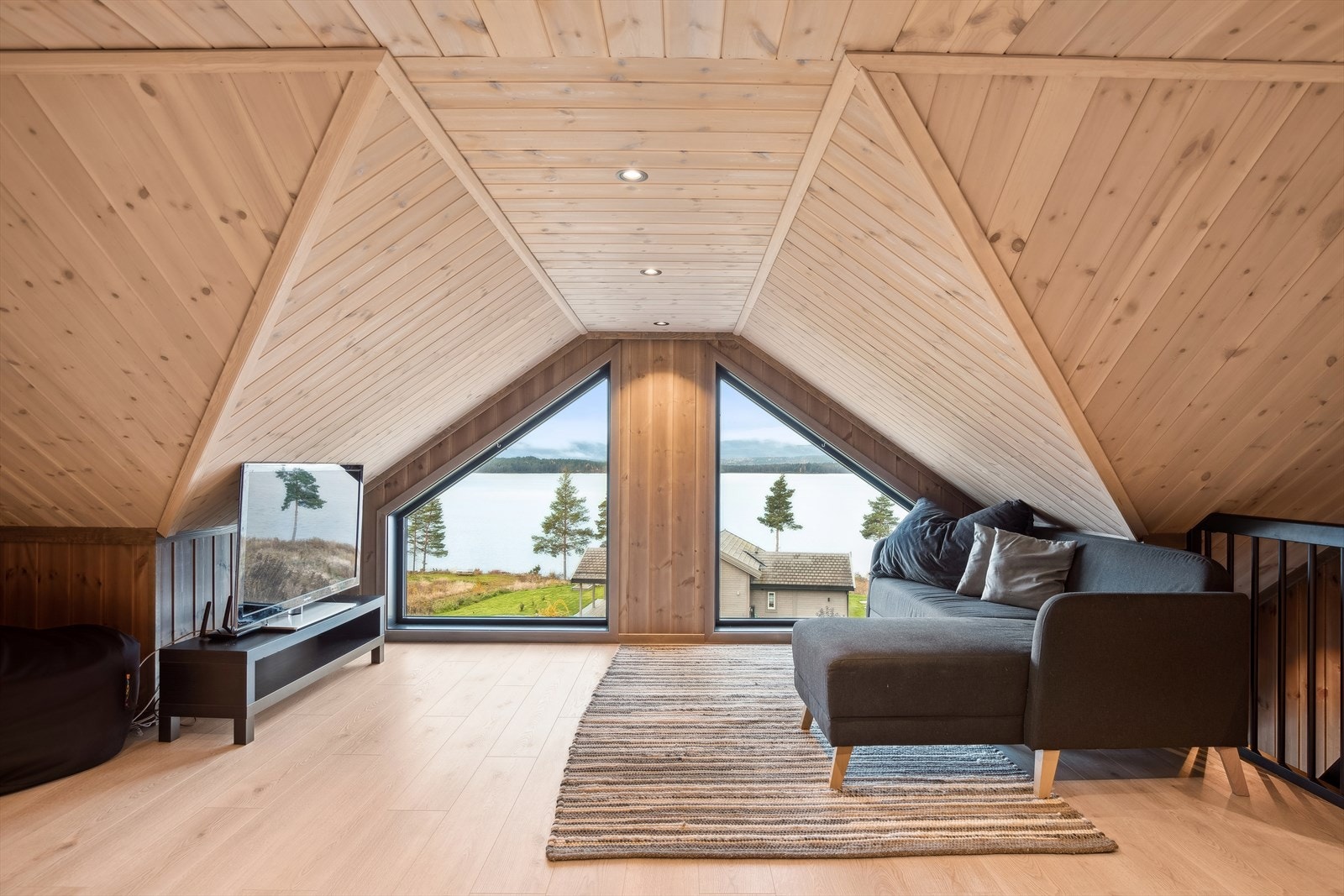 Romslig loftstue med panoramautsikt Galleribilde