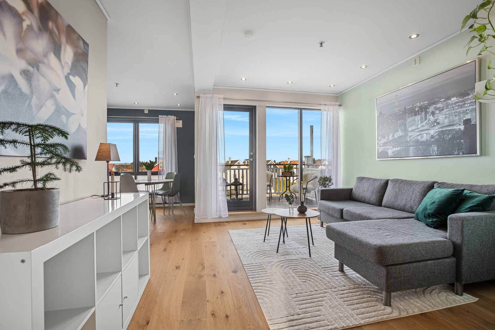 Leiligheten har en riktig god planløsning og gir god plass ti både sofamøblement og spisebord. Galleribilde