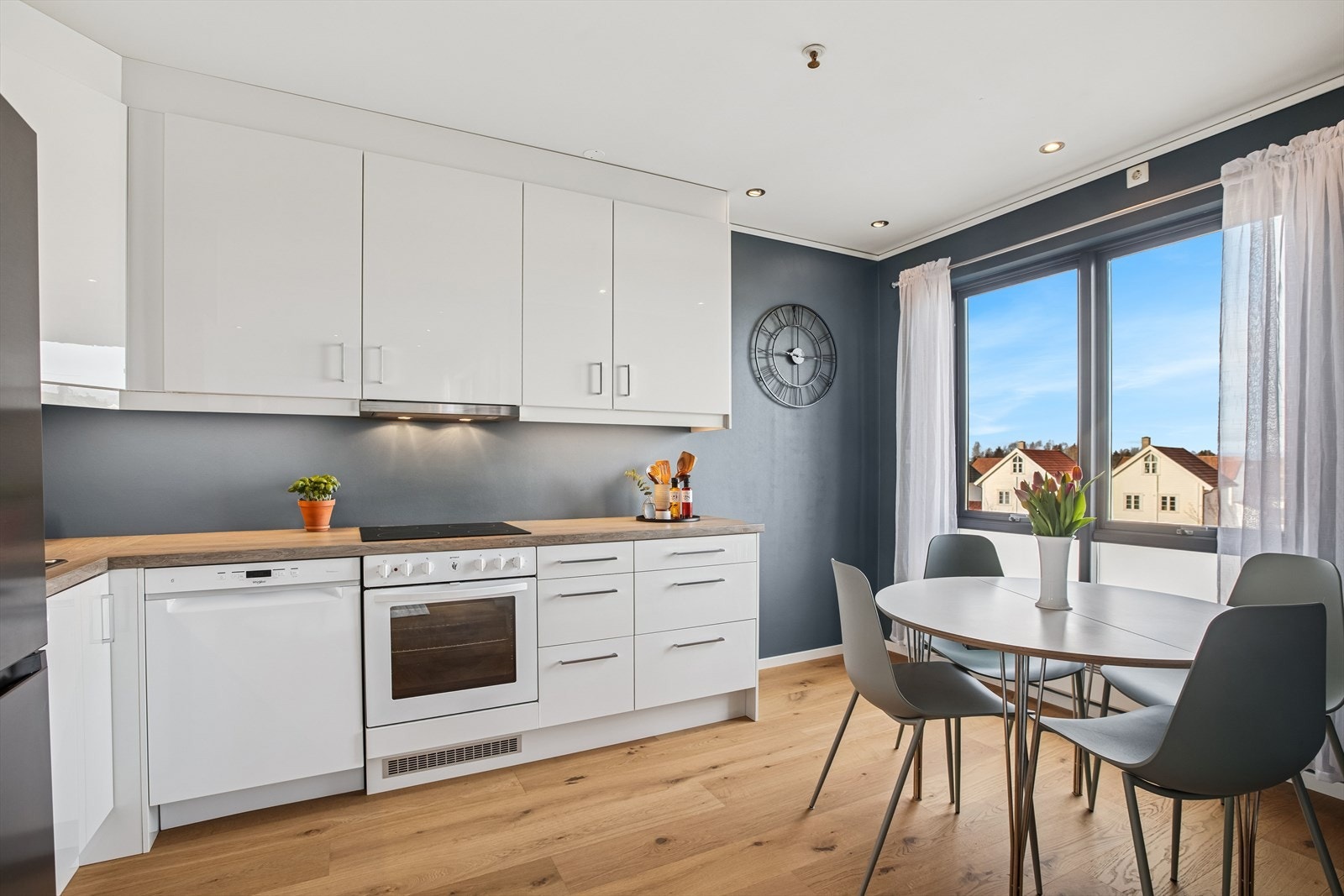 Her får du en meget god planløsning med gode romstørrelser. I tillegg er det en praktisk designet kjøkken/stue-løsning med god plass til spisebord ved vindupost. Galleribilde