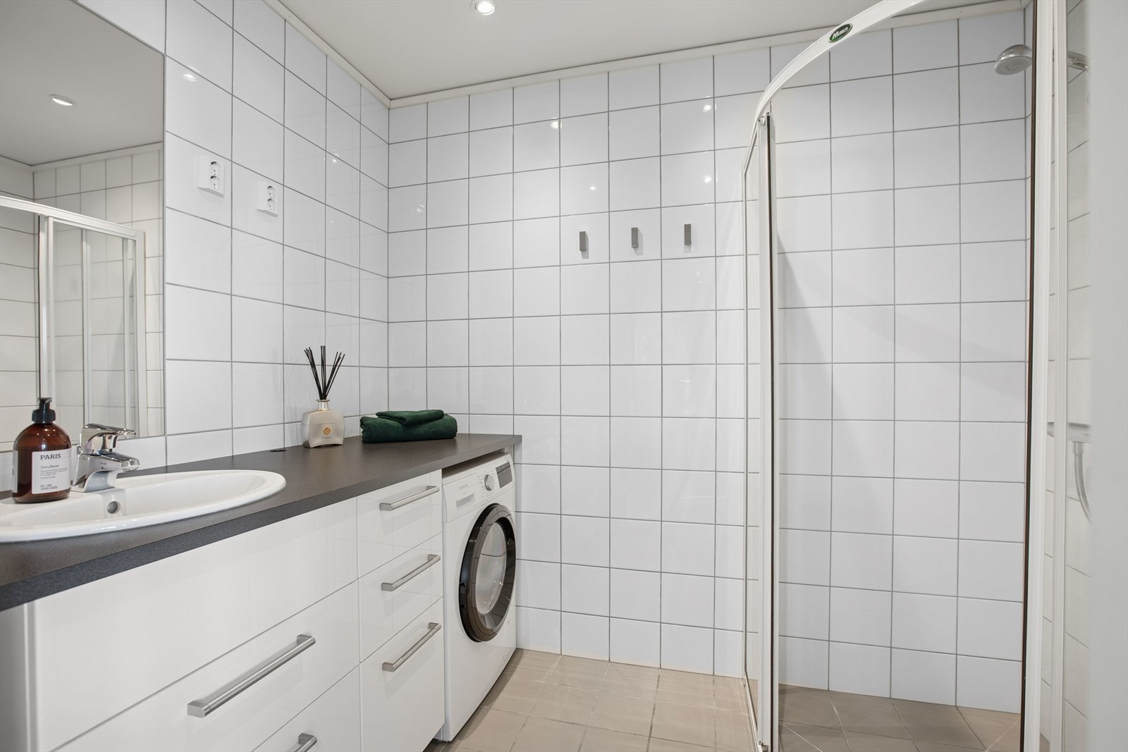 Pent flislagt baderom med varmekabler i gulv. Det ble satt inn ny vask og baderomsinnredning i 2017. Galleribilde