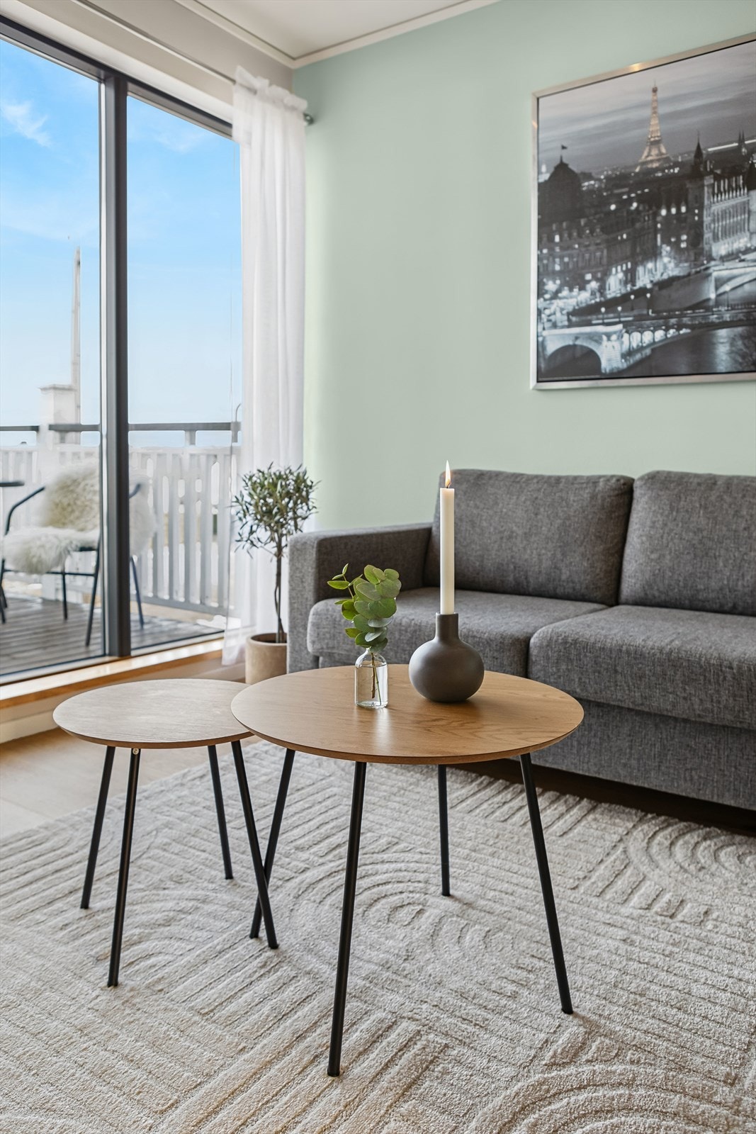 Store vinduer slipper inn rikelig med naturlig dagslys. Galleribilde