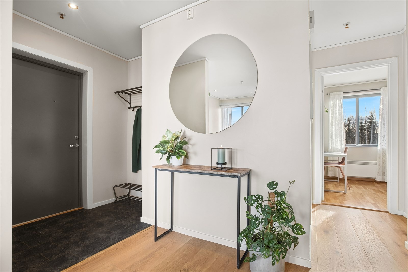 Hele leiligheten er malt i en nydelig fargepalett. 1-stavs parkettgulvet i stuen og kjøkkenet er skiftet i 2021. Galleribilde