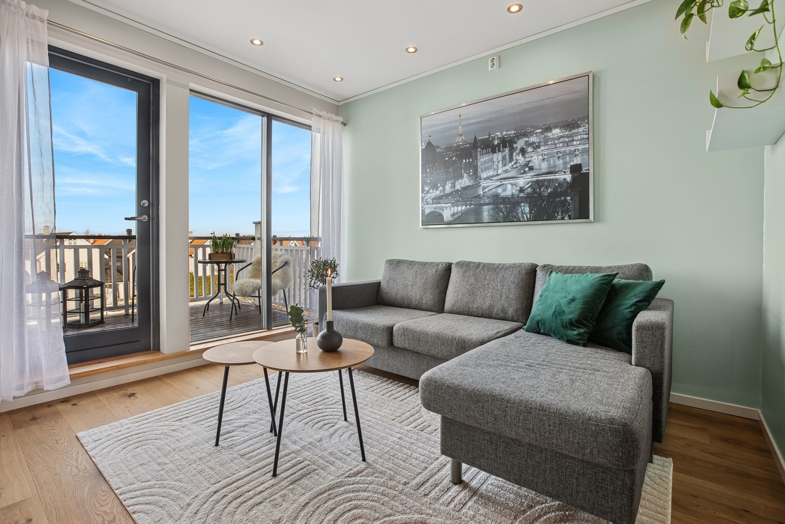 Fra stuen er det adkomst ut mot en ca. 7 kvm. stor balkong. Galleribilde