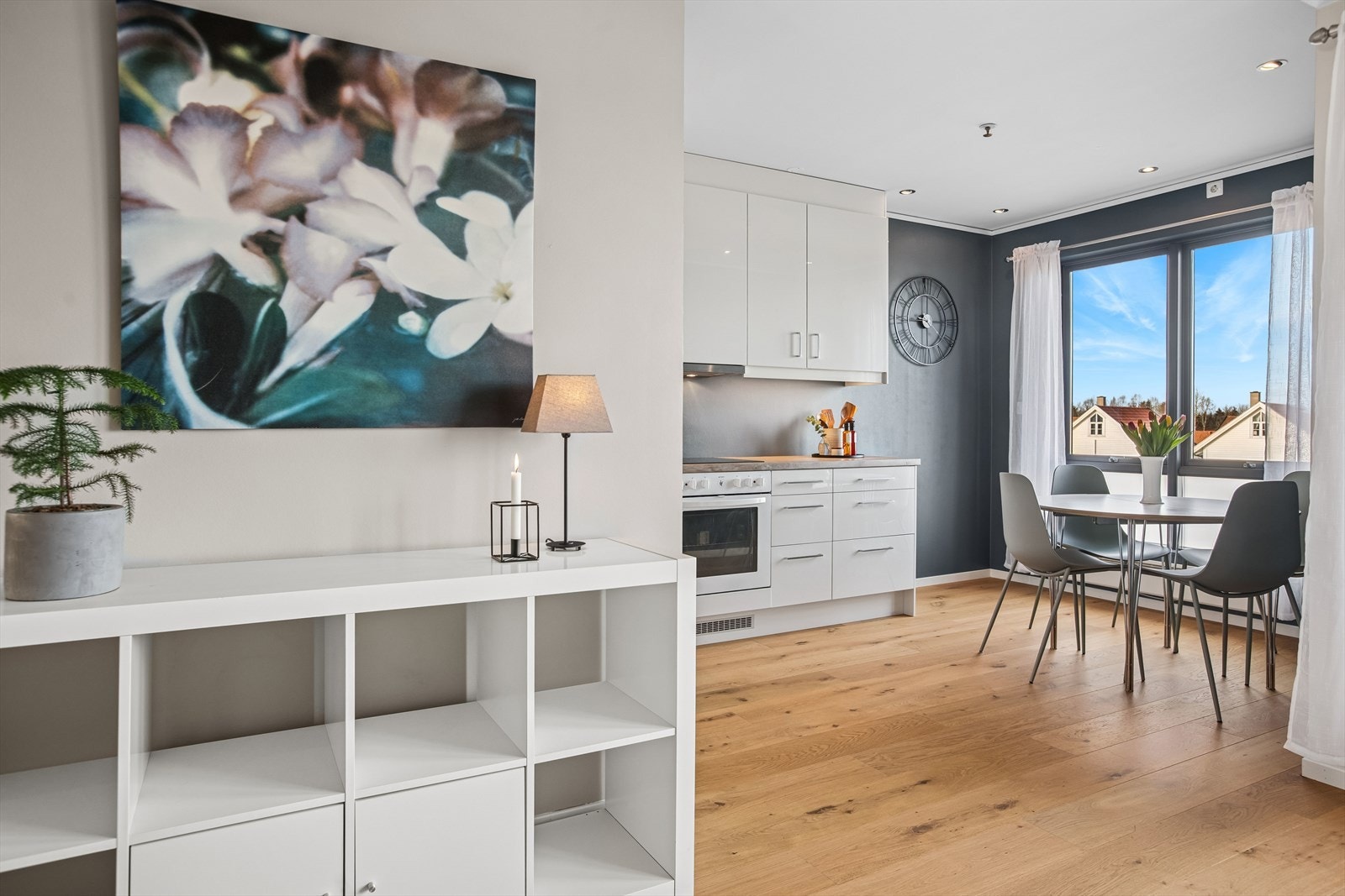 Rommet på kjøkkenet er praktisk designet og gir en naturlig plass for spisebordet ved vindupost. Galleribilde