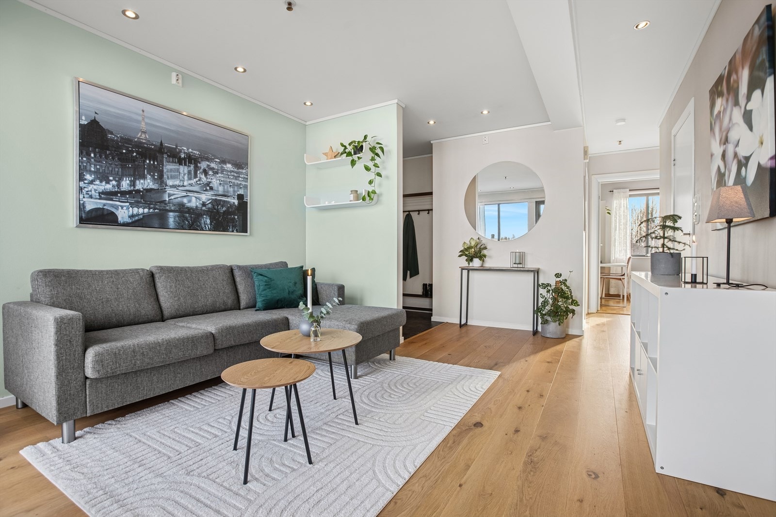 Leiligheten holder en god standard og er oppgradert i senere år. Det er lagt nyere 1-stavs parkettgulv som harmonerer fint mot de malte innvendige veggene. Det er installert downlights i himling. Galleribilde