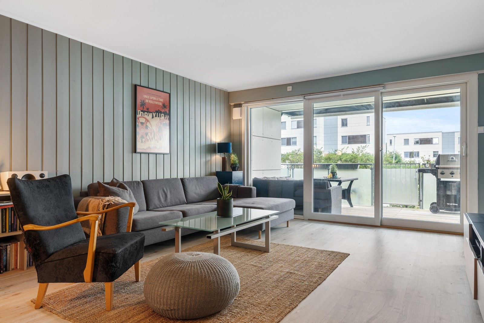 Stuen er lys og romslig med store vindusflater og utgang til balkong. Galleribilde