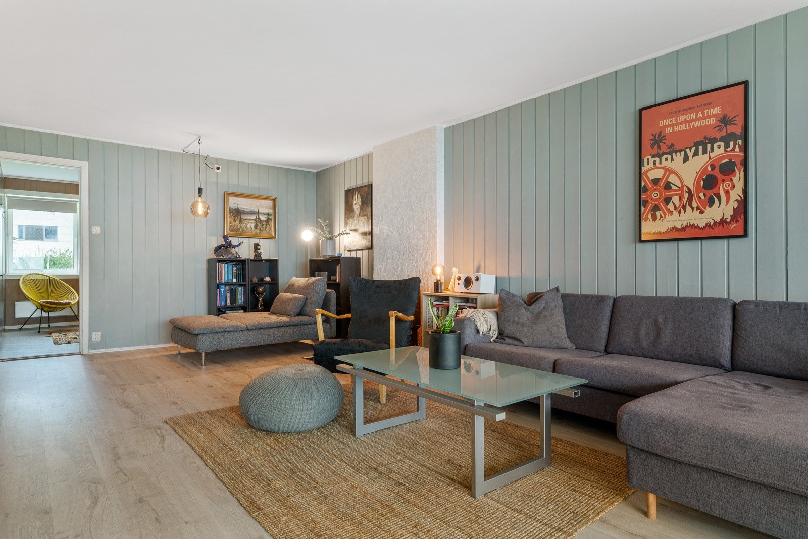 Stuen byr på flere møbleringsmuligheter og vedovn for kalde vinterkvelder. Galleribilde