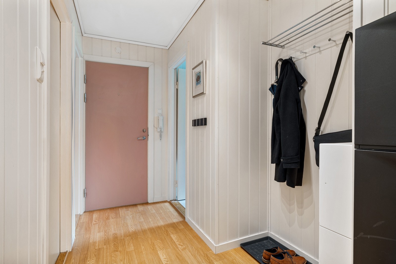 I gangen er det inngang til to soverom, bad og toalettrom Galleribilde