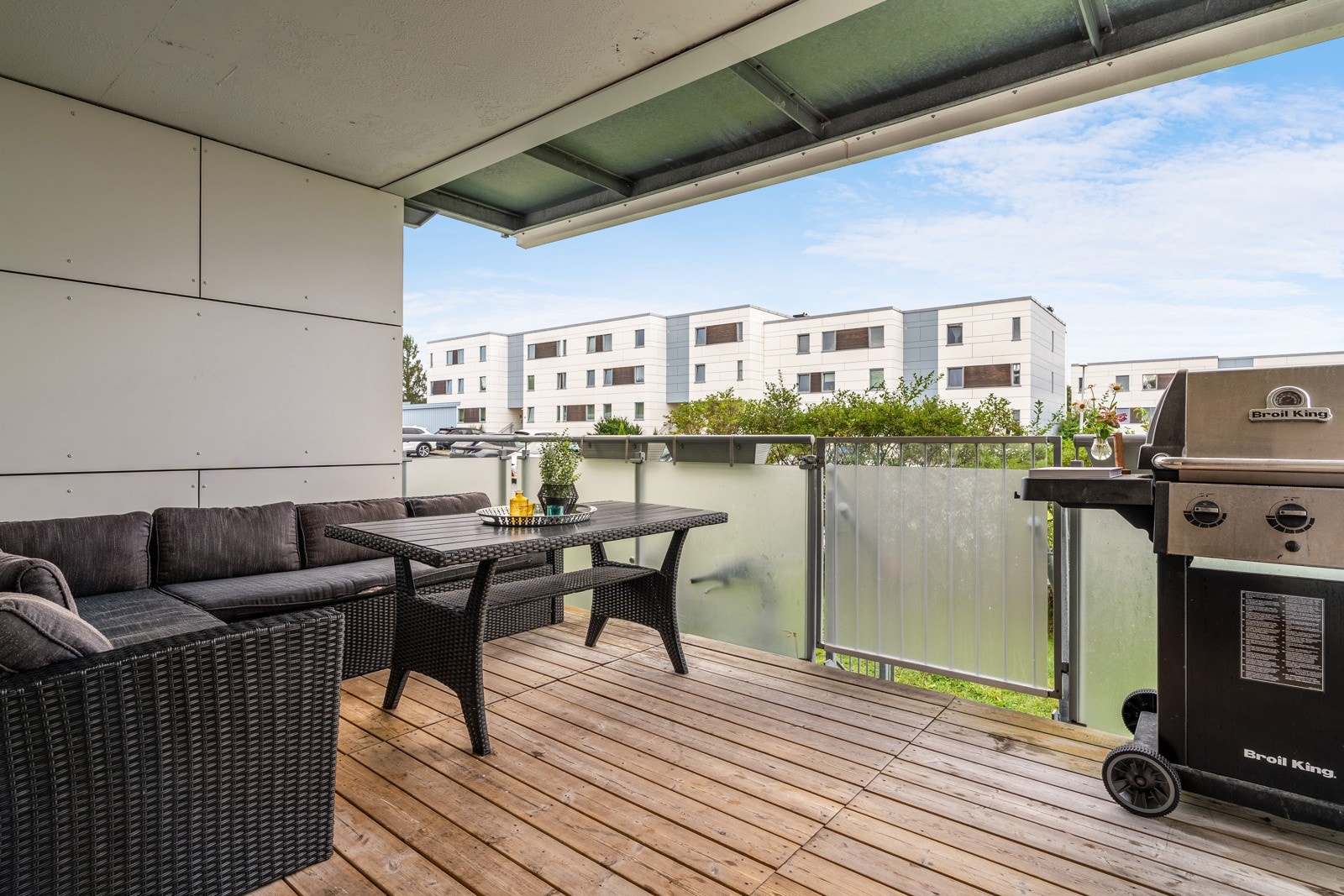 Romslig og solrik balkong på ca. 10 kvm med nedgang til hage/fellesareal. Galleribilde