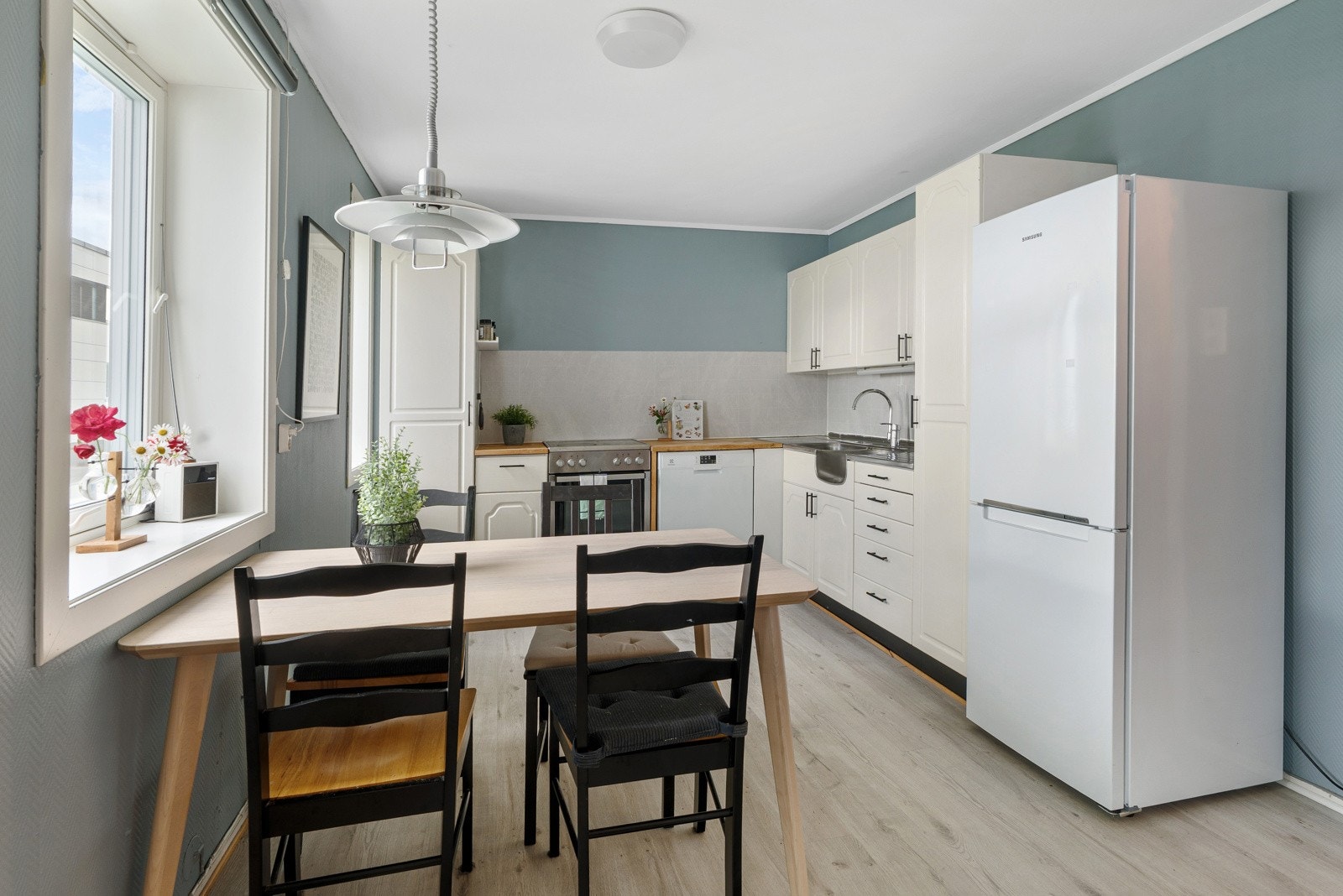 Romslig kjøkken med rikelig benkeplass og plass til spisebord. Galleribilde