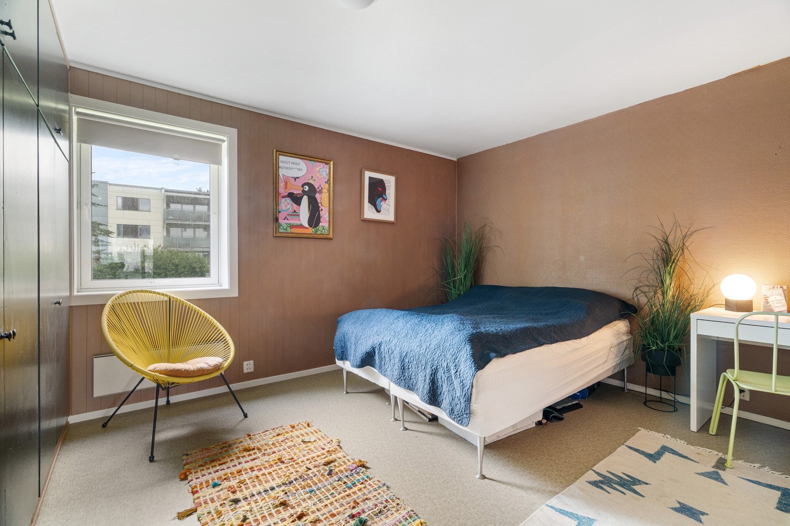 Romslig hovedsoverom med mye skapplass. Galleribilde