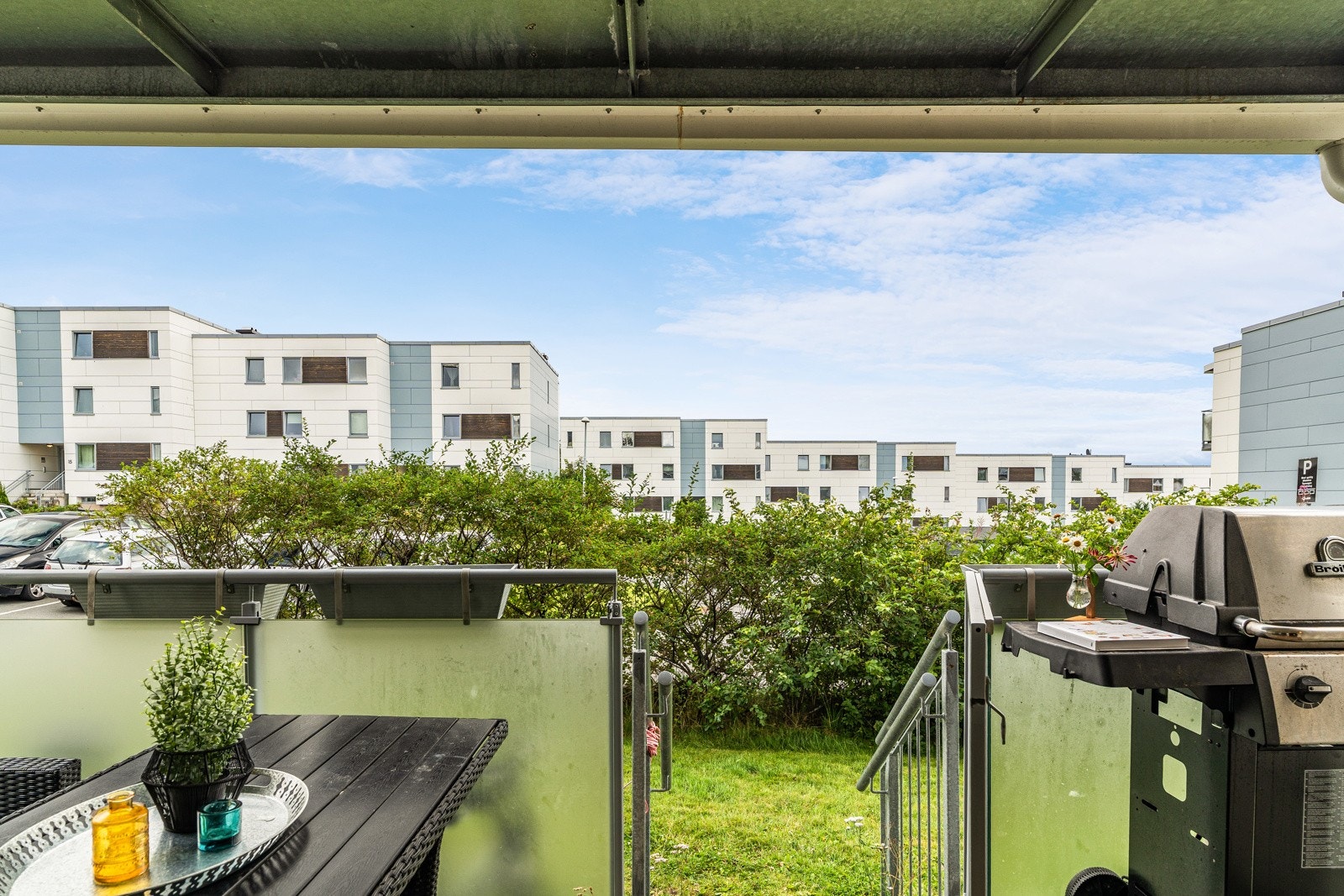 Vestvendt balkong med lang solgang. Galleribilde