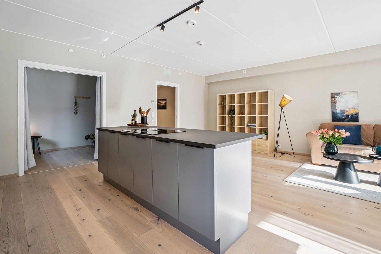 Kjøkkenet har godt med arbeidsflater og godt med skapplass. Galleribilde