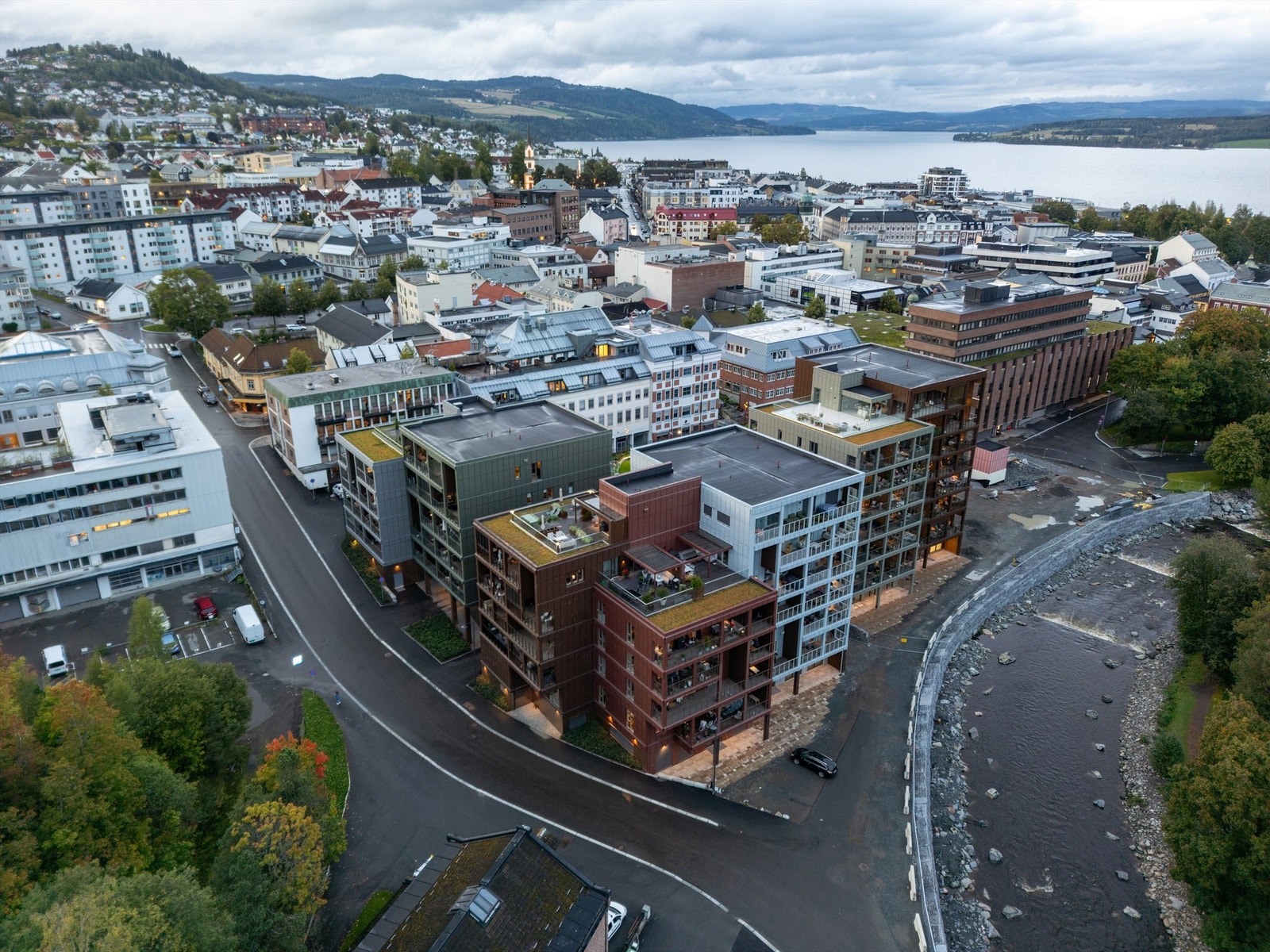 Du har gangavstand til Gjøvik Gård, dagligvarebutikker, kjøpesenteret CC Gjøvik og Gjøvik stasjon med gode pendlermuligheter. Galleribilde