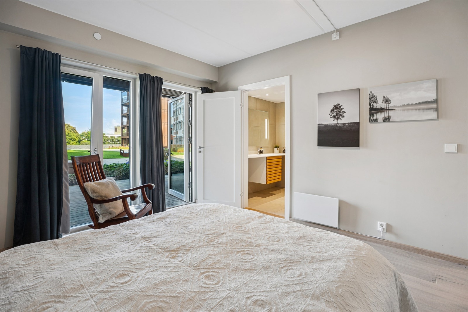 Fra soverommet har man også praktisk, direkte adkomst til det ene av leilighetens to bad. Galleribilde