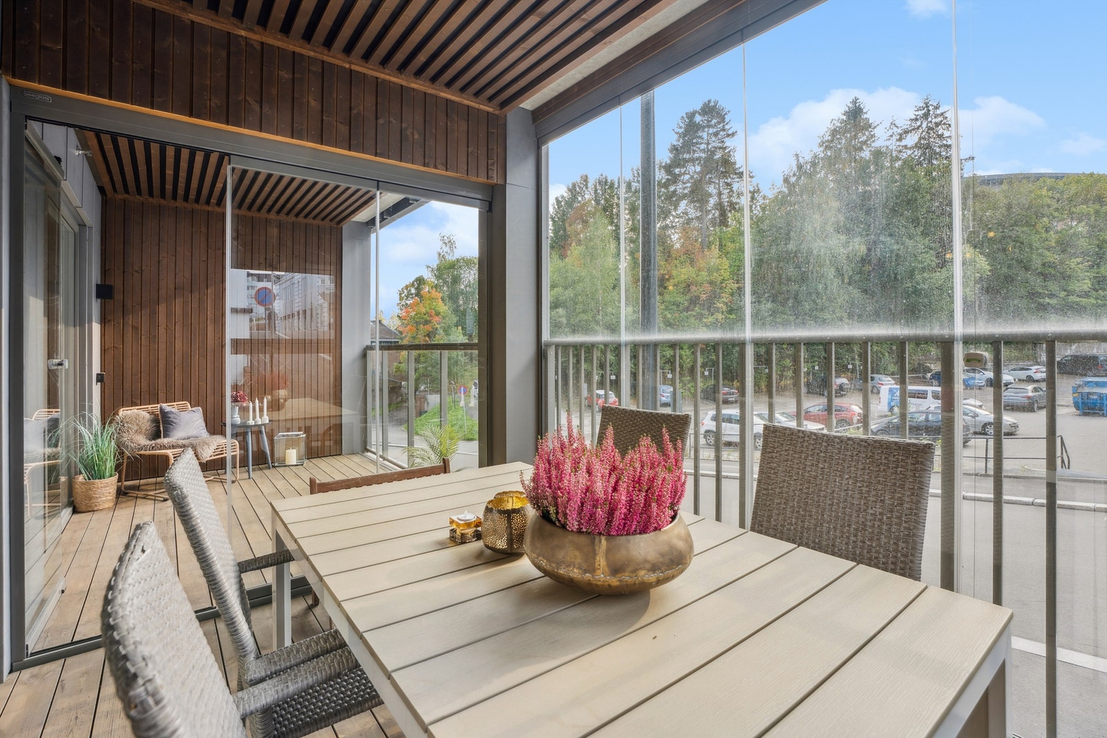 Fra stuen har du direkte utgang til denne flotte, innglassede balkongen på ca 8 m², som forlenger sesongen og videre ut til en åpen balkong ca 8 m². Galleribilde