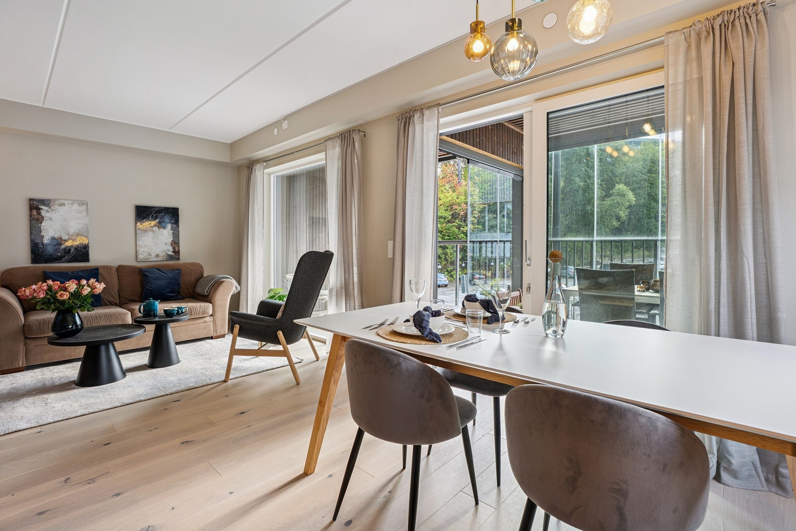 Her er det god plass til en egen spisestue. Galleribilde