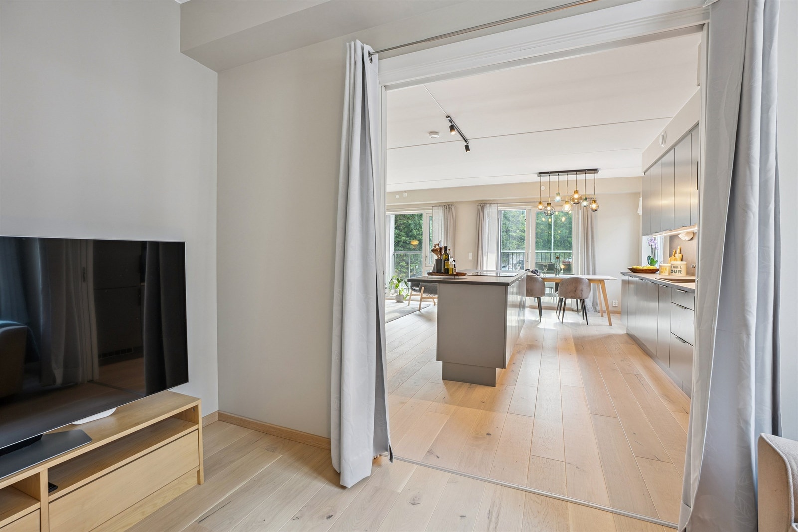 Her ser man hvordan en av stuene kan skilles av, noe som gir fleksible bruksmuligheter. Galleribilde