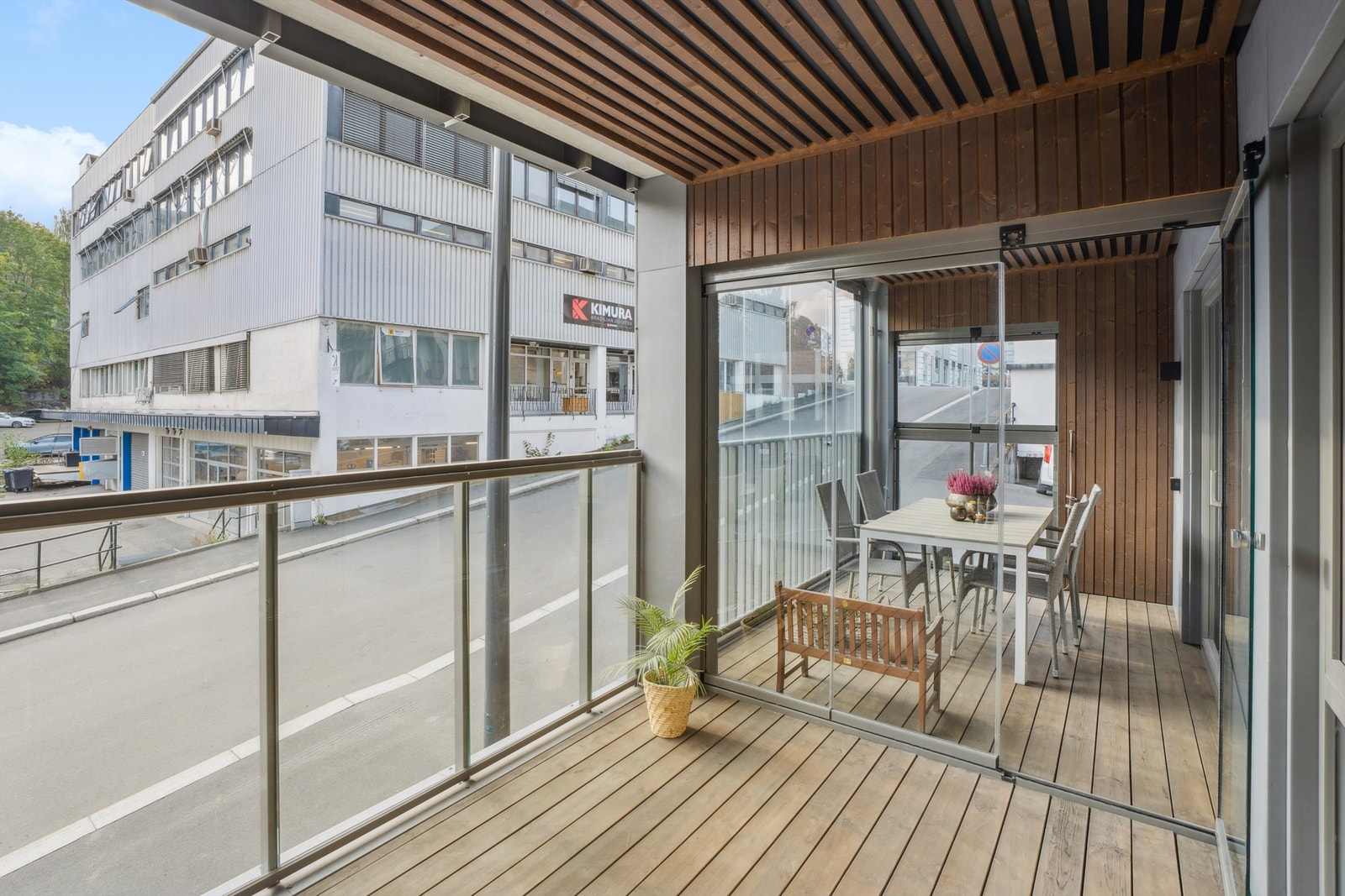 Balkongene mot sør inkluderer både en åpen del og en innglasset del for fleksibel bruk. Galleribilde