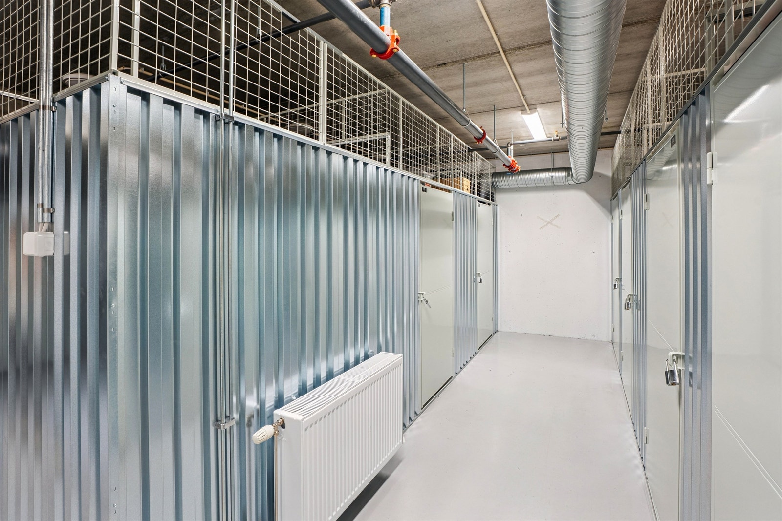 I kjelleren medfølger en praktisk bod på 5 m² for ekstra lagringsplass. Galleribilde