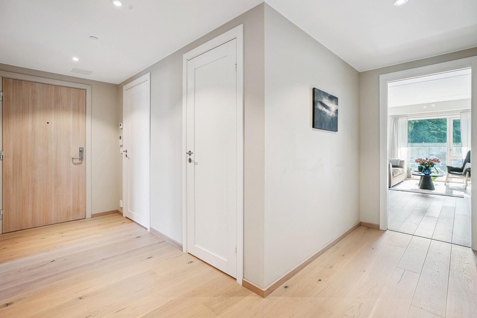 Leiligheten har en innbydende entré med adkomst til gangen som leder videre inn i boligen. Galleribilde