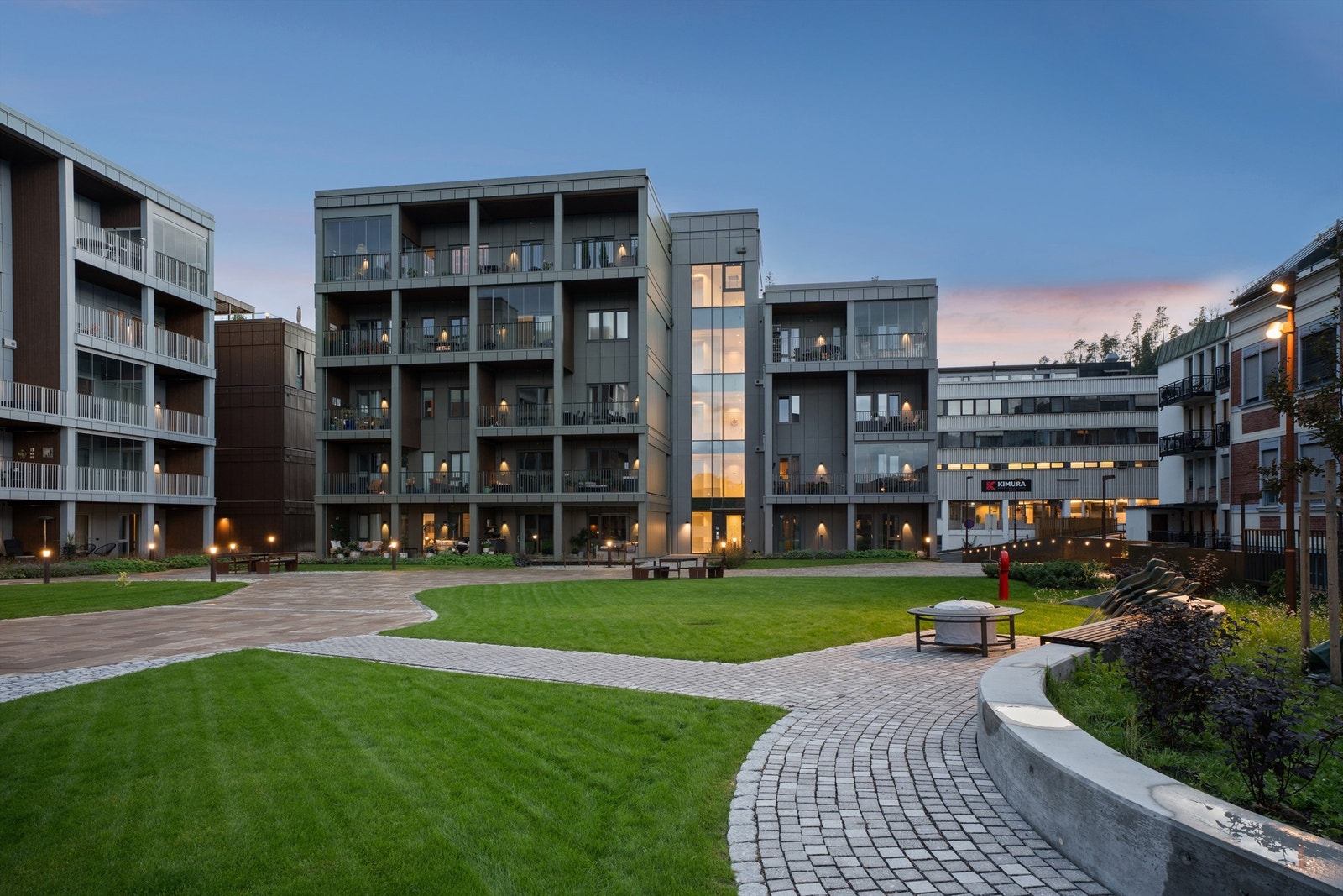 Gårdsrommet er stemningsfullt belyst på kveldstid, og inviterer til sosialt samvær. Galleribilde