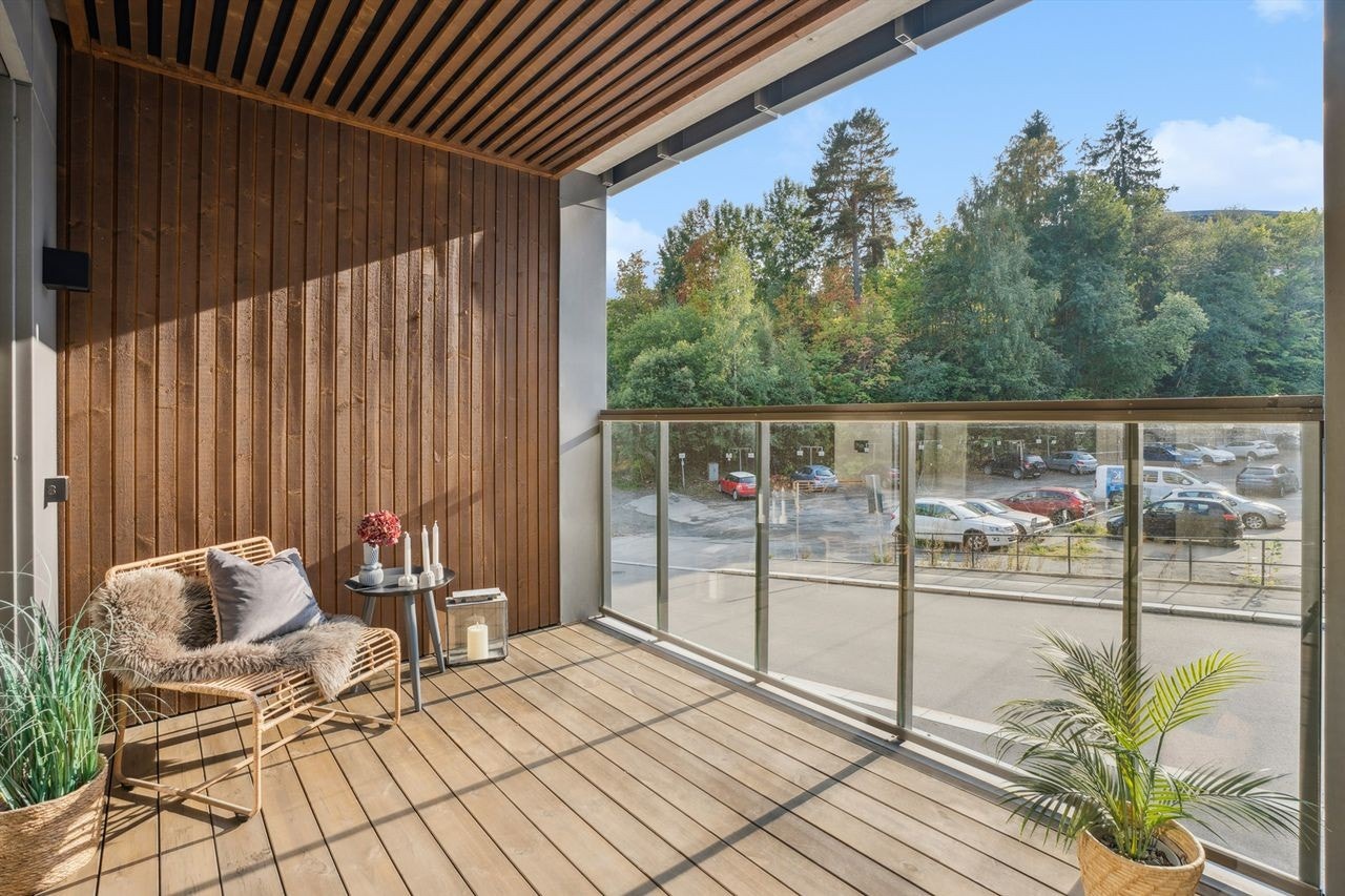 Åpen balkong mot sør, med god plass for utemøblement. Galleribilde