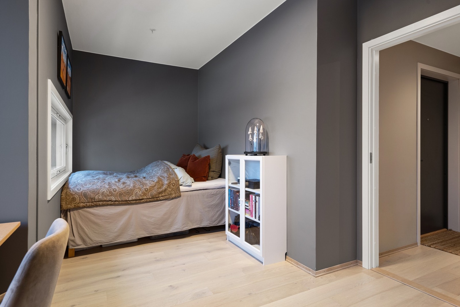 Det er god plass til dobbeltseng på begge soverommene (alternativ møblering på bildet) Galleribilde