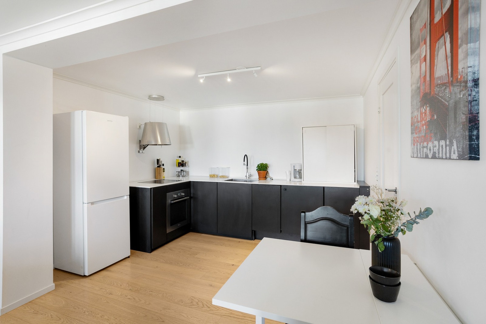 Her er det oppvaskkum i stål med 1-greps blandebatteri, nedfelt induksjonstopp og integrert stekeovn, oppvaskmaskin og plass for kjøleskap. Galleribilde