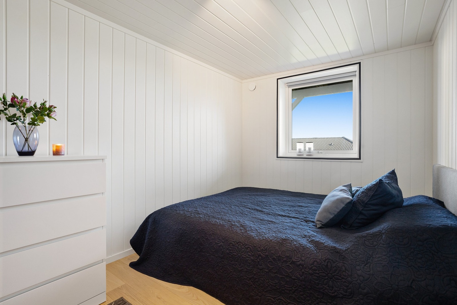 Hybelen har to gode soverom - her ser vi ett av dem. Galleribilde