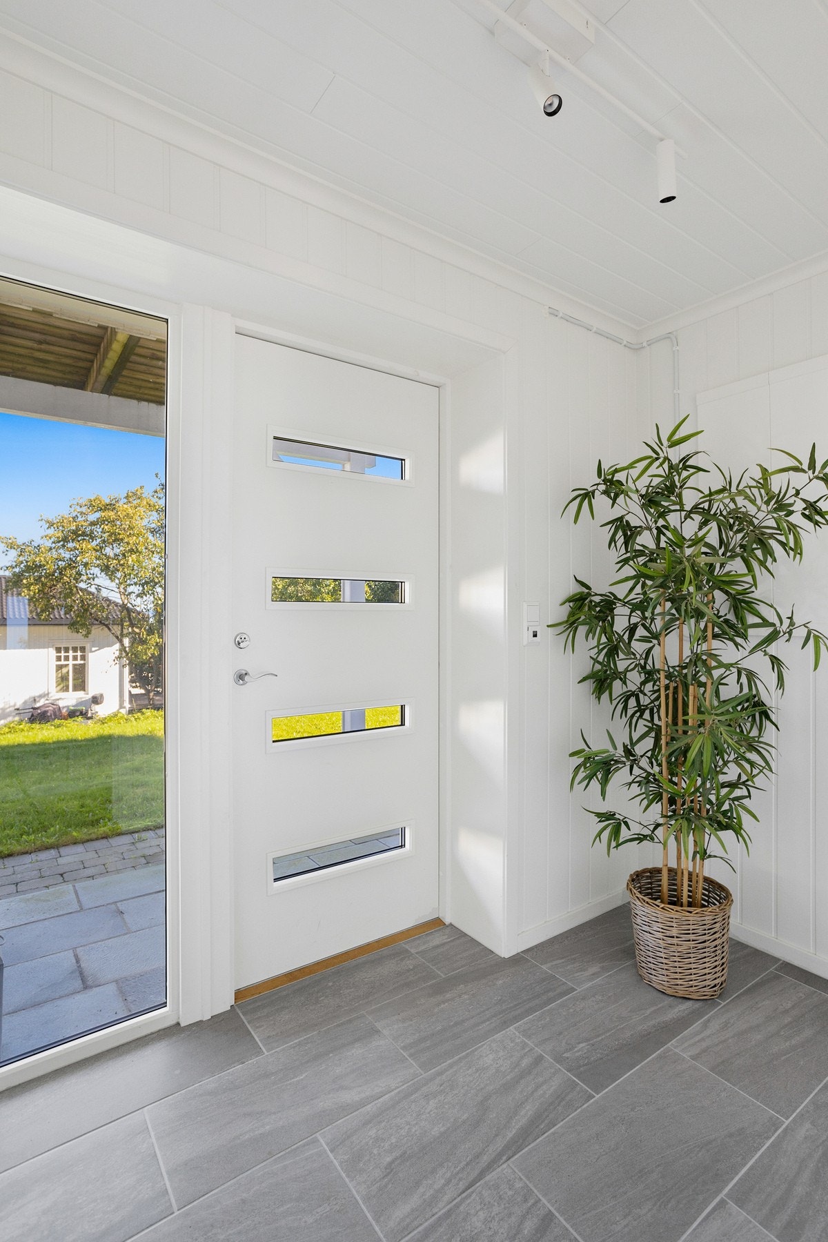 Hybel-delen ligger i underetasjen og har egen inngang samt dør inn til hoveddelen - så her kan en velge å leie ut hybelen eller benytte hele boligen selv. Galleribilde