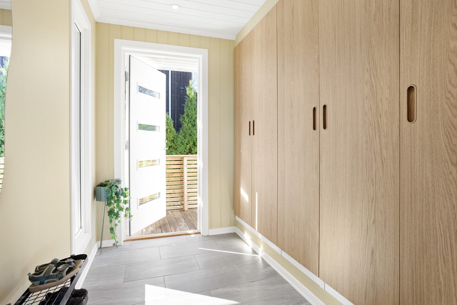 Entréen i hovedetasjen er i 2025 pusset opp og det er bygget garderobe. Galleribilde