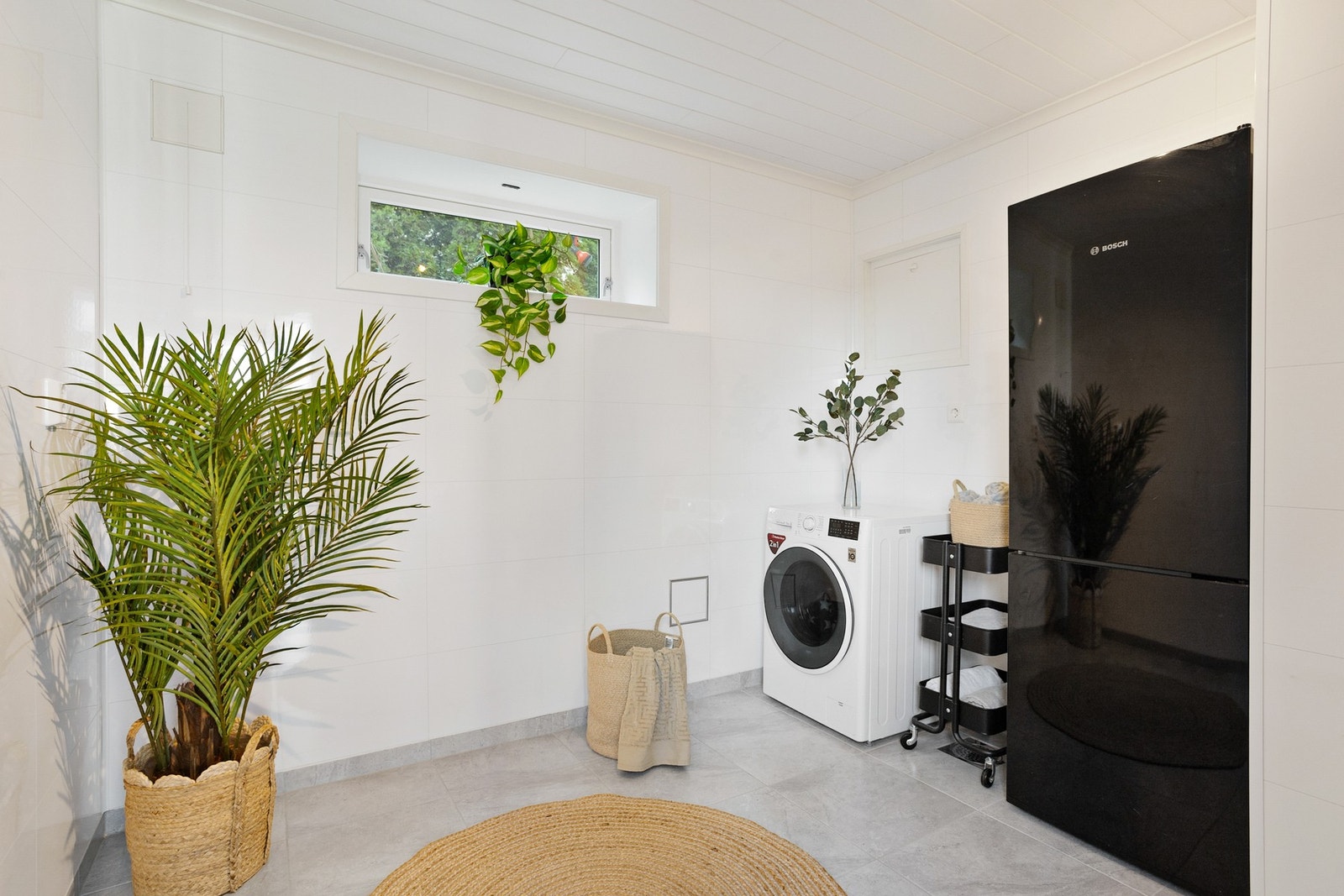 Separat vaskerom i underetasjen som ble oppgradert i 2021. Det er fliser på gulvet, baderomsplater på vegger, gulvvarme og opplegg for vaskemaskin. Fra vaskerommet er det egen utgang til hagen. (Rommet er ikke søkt bruksendret) Galleribilde