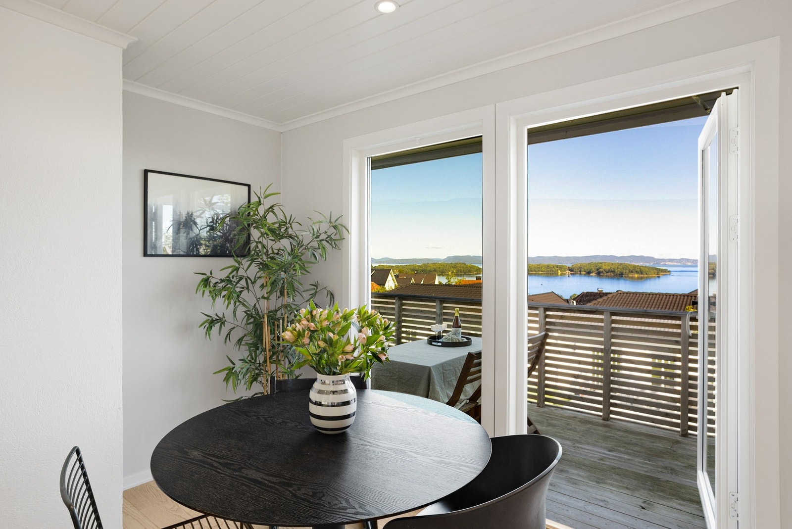 Utgang til terrasse gir ekstra romfølelse. Galleribilde