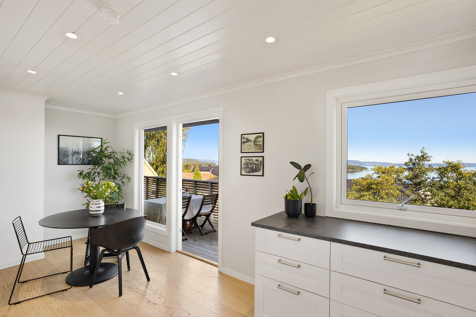 God plass for et lite spisebord på kjøkkenet - perfekt for både frokost og lekser. Galleribilde